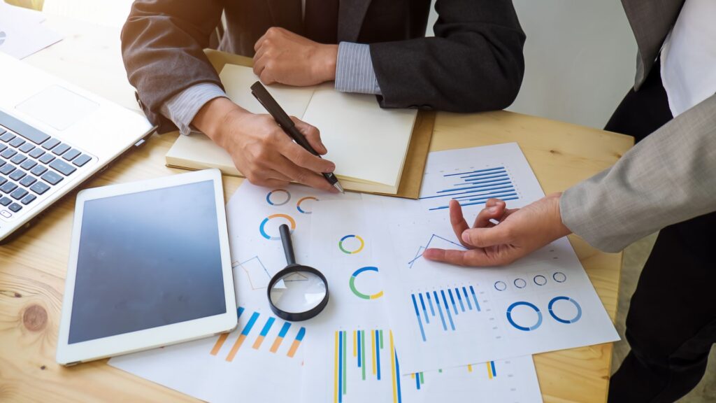 Ilustración conceptual de emprendedores identificando oportunidades de negocio en 2025