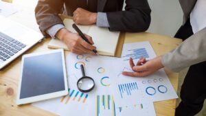 Ilustración conceptual de emprendedores identificando oportunidades de negocio en 2025