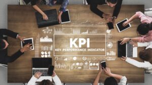 Ilustración de emprendedores analizando métricas de KPI en 2025