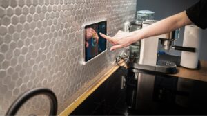 usuario programando la hora de encendido de un enchufe inteligente con la tablet