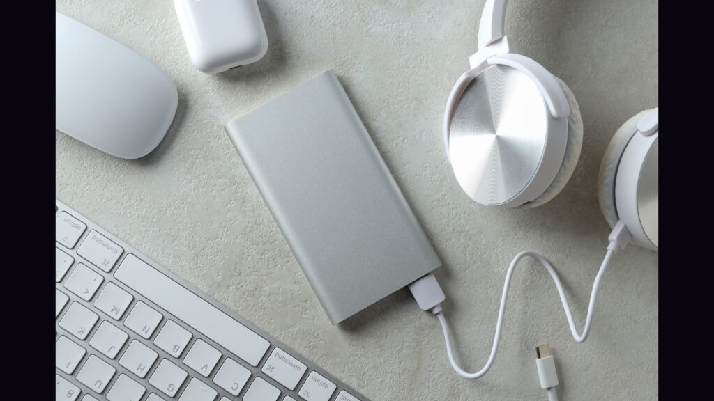 Power bank de color plateado con diseño moderno.
