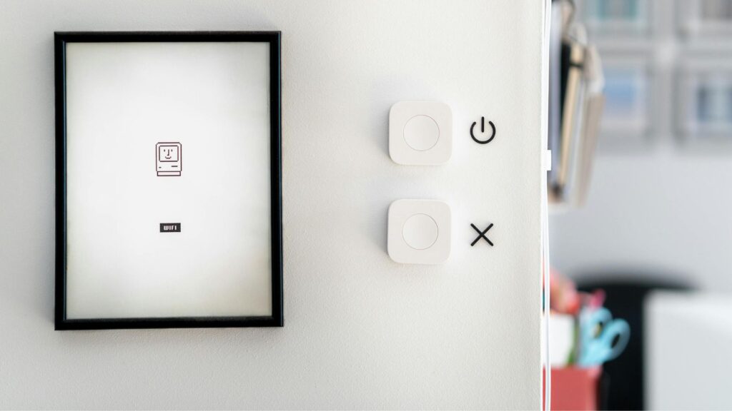 imagen conceptual de tablet con manejo inteligente de productos del hogar