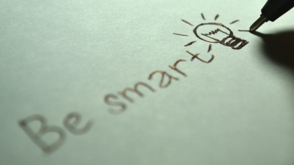 imagen con escrito en inglés de "Be smart"