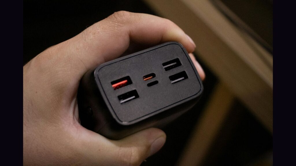 Power bank con varios puertos USB para carga simultánea.