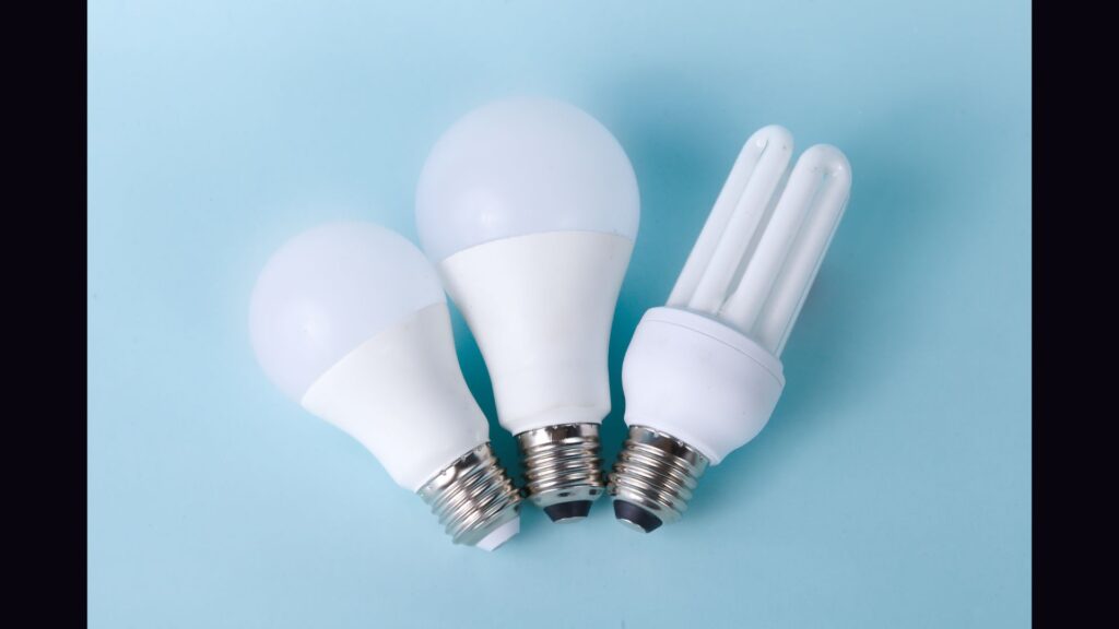 tres estilos de bombillas inteligentes