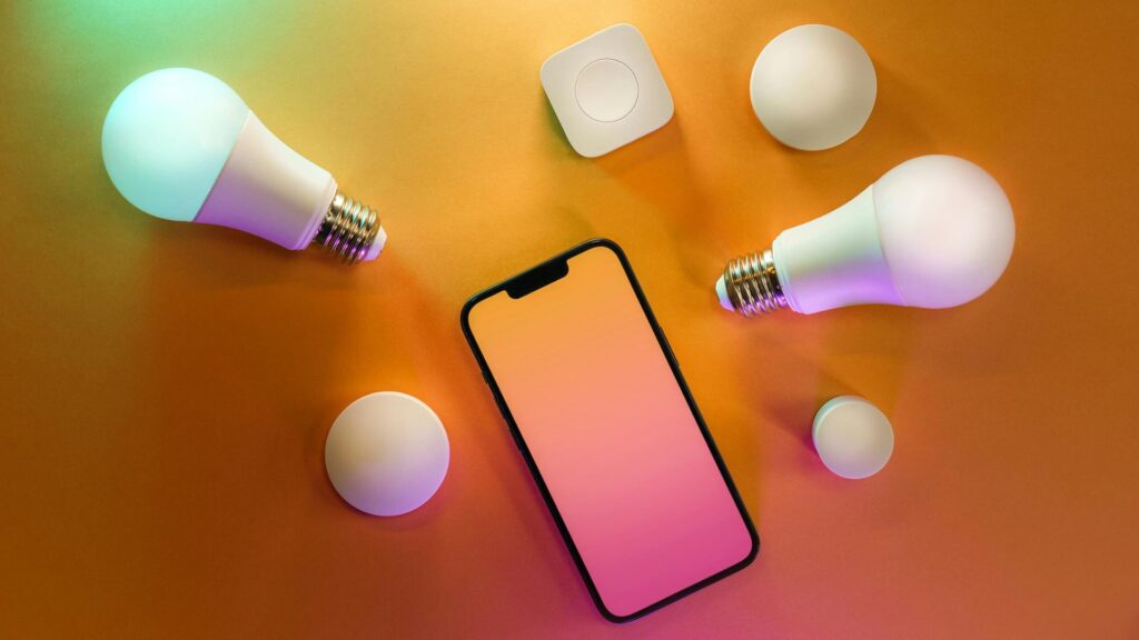 Varios tipos de bombillas inteligentes Wi-Fi, Zigbee, Bluetooth e híbridas sobre una mesa