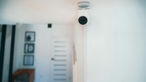 Cámara inteligente instalada en el hogar para seguridad y vigilancia.